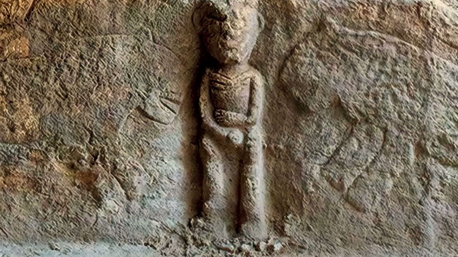 Close-up of the central male figure of the Sayburç relief, carved in high relief on the bench, flanked by faint leopards