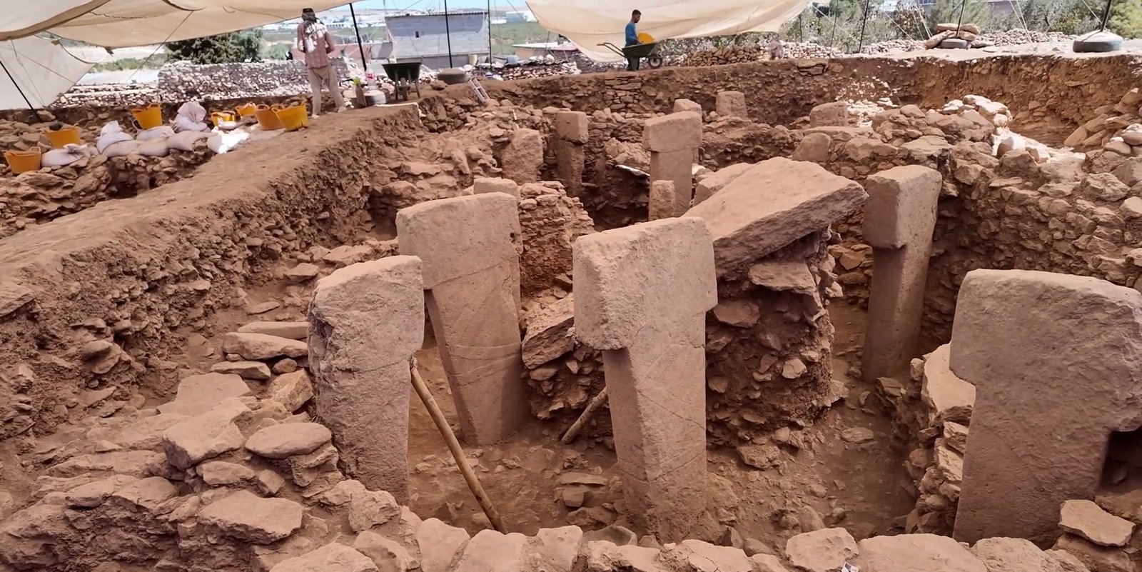 Rows of T-shaped pillars in a Neolithic enclosure, several carved with arms and belts